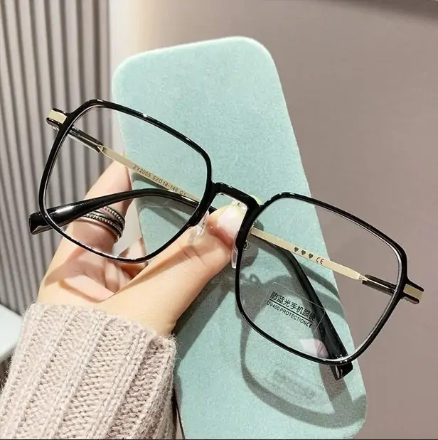 Stylish Anti-Reflective Reading Glasses You’ll Actually Love Wearing Every Day 7 Stylish Anti-Reflective Reading Glasses