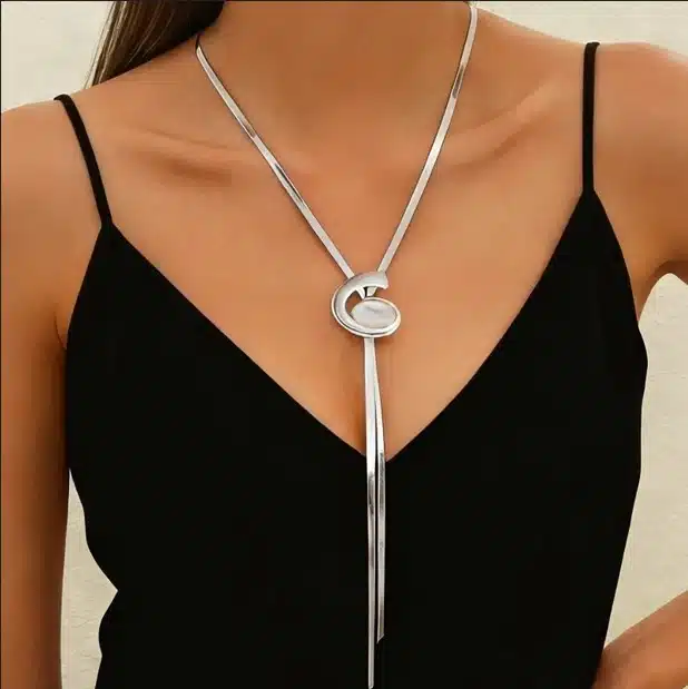 Best V-Shaped Collarbone Chain Necklaces Under $20 8 Best V-Shaped Collarbone Chain
