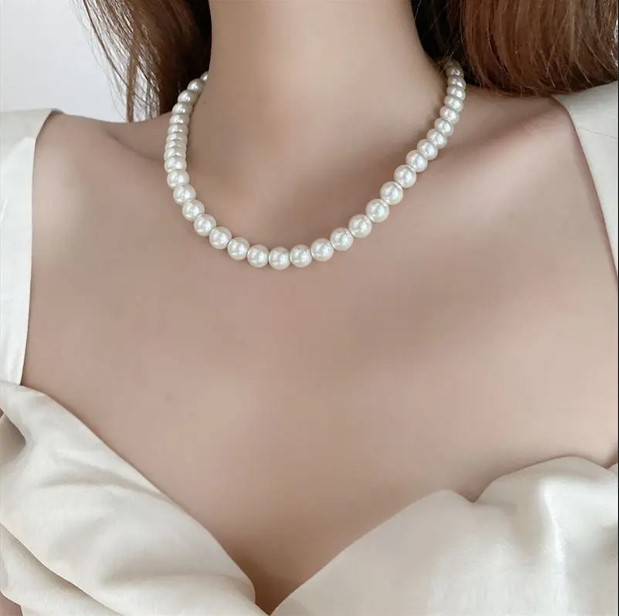 Gender-Neutral Glass Pearl Choker